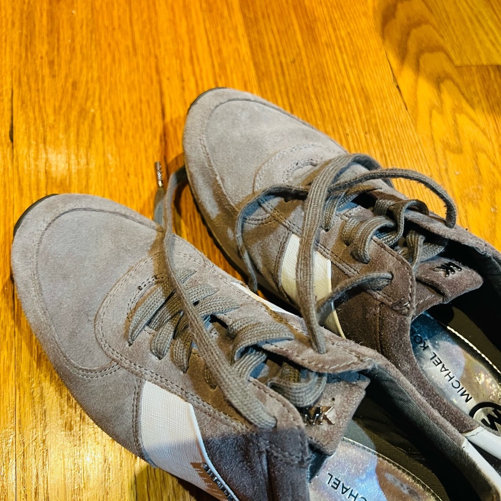 Sneakers - Picture 6 of 9
